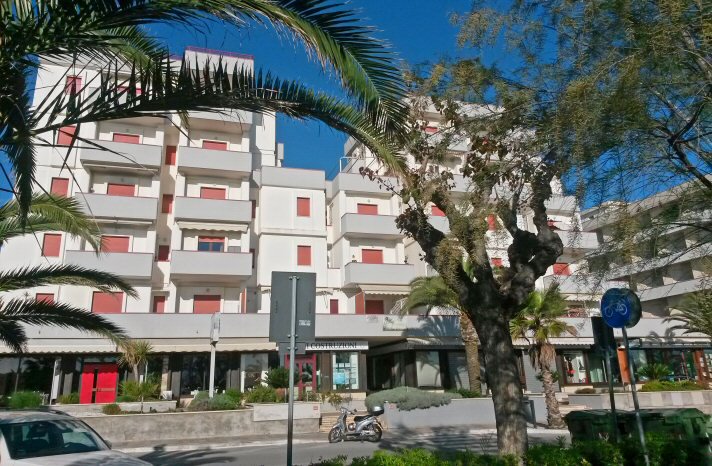 Palazzina sul lungomare di Alba Adriatica