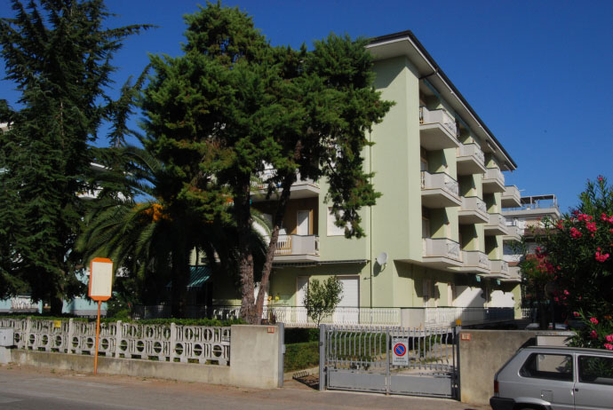 Palazzina sul lungomare di Alba Adriatica